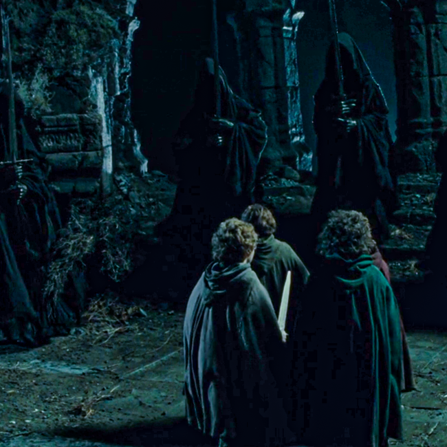 Sur la colline, les nazgul dégainent leurs épées face aux Hobbits