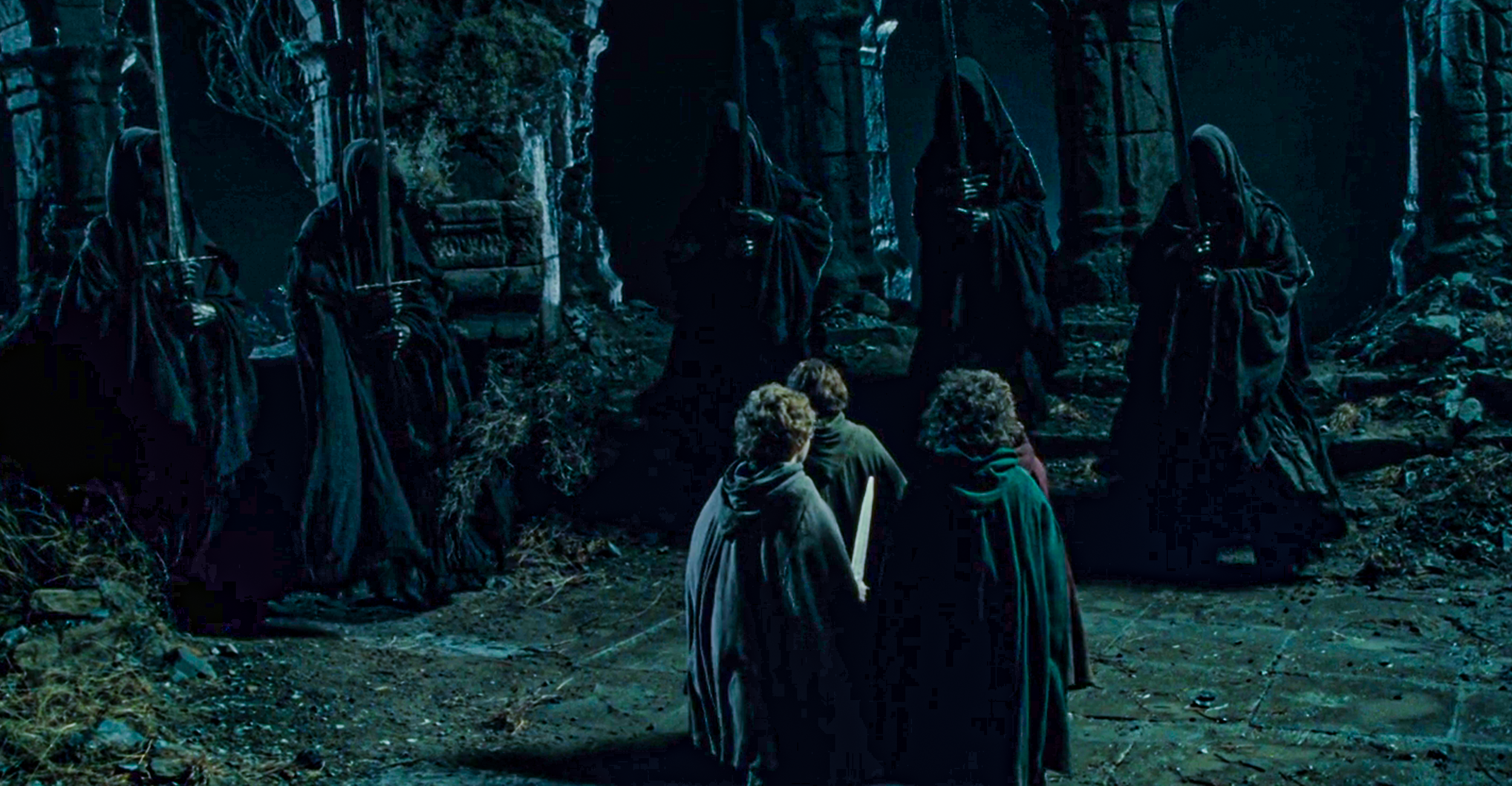 Sur la colline, les nazgul dégainent leurs épées face aux Hobbits